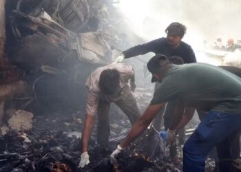 Tragédia aérea na Índia: avião com 242 pessoas cai após decolagem e não há sobreviventes