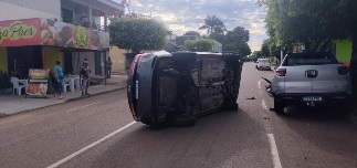 Idoso sofre mal-estar, colide em picape estacionada e capota em Rondonópolis