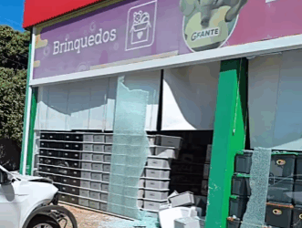 Loja de Rondonópolis é atingida mais uma vez por veículo desgovernado 