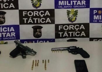 Populares denunciam, e policiais prendem homem com arsenal escondido em casa em Rondonópolis
