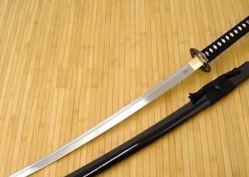 Polícia prende homem que tentou matar companheira com espada samurai na capital