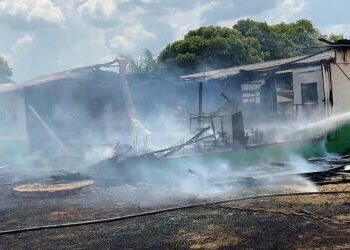 Incêndio consome salas de escola municipal em cidade de MT; bombeiros controlam chamas