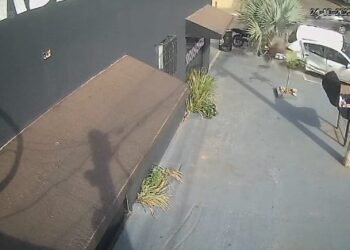Assista ao vídeo | Câmera flagra momento de colisão fatal que mata casal de 33 anos em cruzamento de Cuiabá