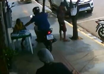 Câmeras filmam momento em que motociclista rouba celular de vendedora ao trafegar pela calçada em Rondonópolis