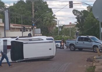 Motorista avança sinal e causa acidente com capotamento no La Salle; trânsito ficou parcialmente interditado