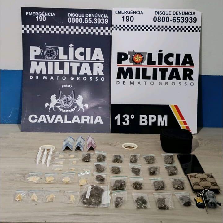 Cavalaria da PM prende homem por tráfico de drogas e apreende 52 porções de maconha e cocaína -
