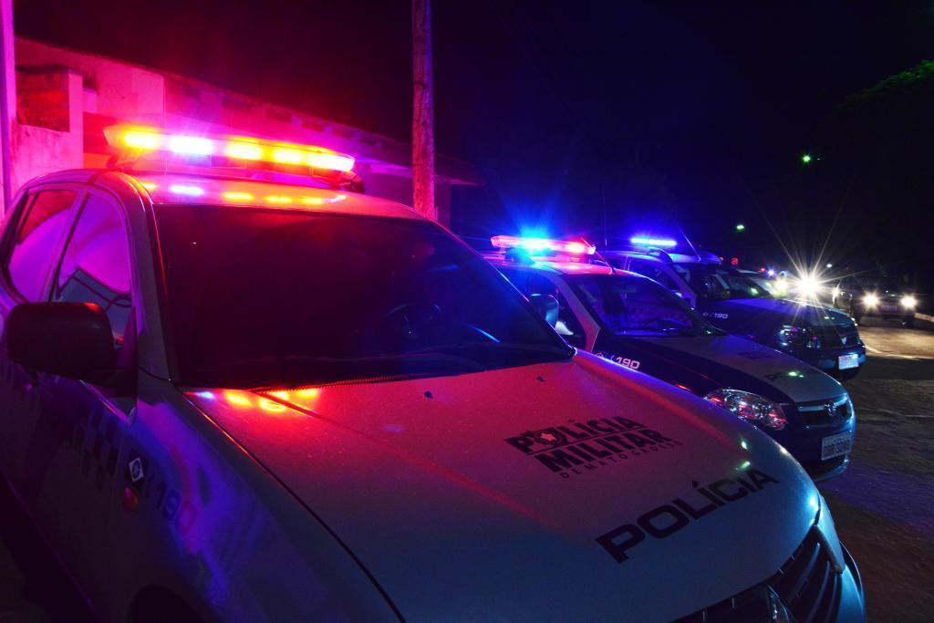 Homem é preso após tentar matar esposa com dois tiros dentro de automóvel