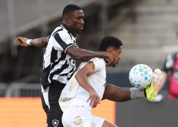 Botafogo supera Chapecoense no Nilton Santos e abre vantagem na Copa do Brasil