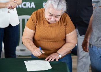 Famílias do Santo Antônio da Fartura assinam título de domínio de seus lotes